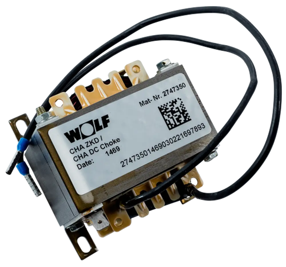 DC-Choke der Marke Wolf mit mehreren Anschlussklemmen und Kabeln, montiert auf einem stabilen Gehäuse. Schwarz und silberfarbenes Design, geeignet für Elektrosysteme.